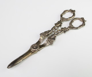 A pair of cast silver grape scissors with vinous decoration London 1971, 85 grams