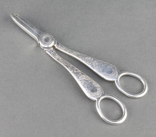 A pair of chased silver grape scissors London 1952, 106 grams