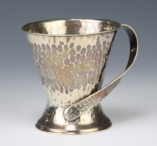 An Edwardian hammer pattern silver mug with swept handle London 1906 114 grams 