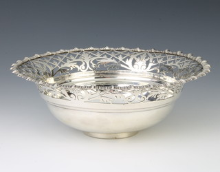 An Edwardian pierced silver dish with floral decoration Sheffield 1909 16cm 165 grams