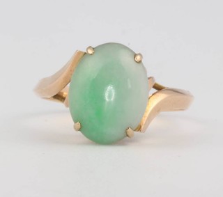 A 14ct yellow gold cabochon cut jade ring size Q 1/2