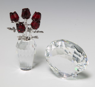 A Swarovski Crystal Roses Red (rhodium) 627098/9480000026 by Rowland Shuster 7cm together with a 2006 scallop shell 833506/9100000024 by Heinz Tabershafer 5cm, boxed 