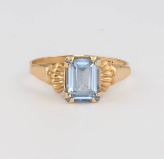 An 18ct yellow gold topaz ring size L 1/2