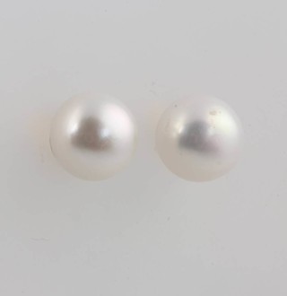 A pair of 9ct yellow gold cultured pearl ear studs 8mm 