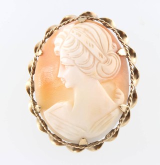 A 9ct yellow gold cameo portrait brooch 