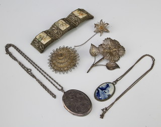 An oval silver locket, minor silver and other jewellery 