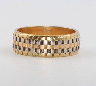 A gentleman's 18ct yellow gold 3 colour ring size R 8 grams 