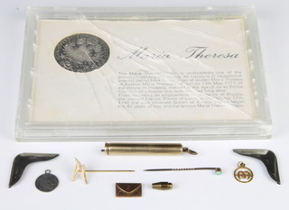 A yellow gold charm in the form of an envelope, a Maria Theresa crown and minor items 