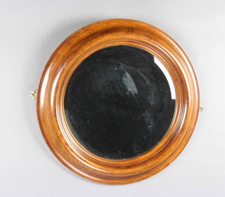 An Edwardian circular bevelled plate wall mirror contained in a mahogany frame 45cm diam. 