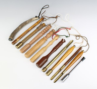 A collection of 12 vintage trout/salmon priests with turned wooden and stag horn handles etc 
