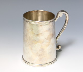 A 19th Century French silver mug with S scroll handle 472 grams, 12cm 