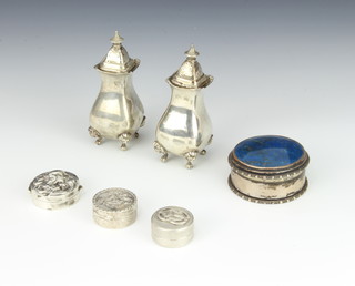 Two Edwardian silver peppers and minor silver items, 132 grams 