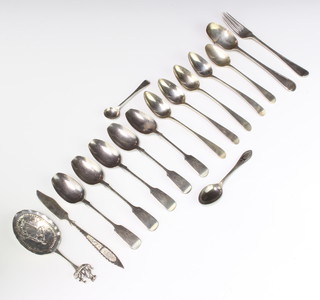 A Continental silver caddy spoon and minor silver spoons 224 grams