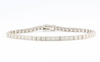 A platinum diamond tennis bracelet, 3ct, 18cm 