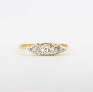 An 18ct yellow gold diamond ring size P 1/2