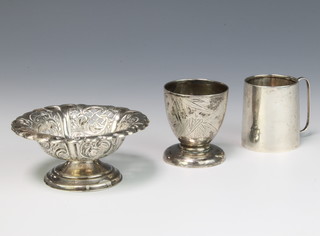 An Edwardian miniature silver mug Birmingham 1907 5cm, an egg cup and bon bon dish, 118 grams 
