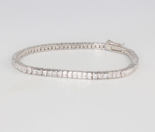 A silver paste tennis bracelet 18.5cm 