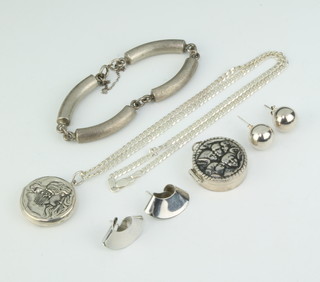 A stylish silver bracelet and minor silver jewellery 78 grams