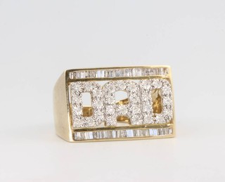 A gentleman's 9ct yellow gold diamond set "DAD" ring, set with brilliant and baguette cut diamonds, 1ct, size U 