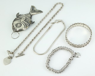 A silver articulated fish pendant and minor silver jewellery 143 grams