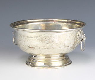 A silver pedestal bowl with lion ring handles Birmingham 1977 244 grams, 16 cm 