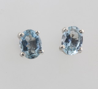 A pair of silver and oval aquamarine ear studs 1.4ct 