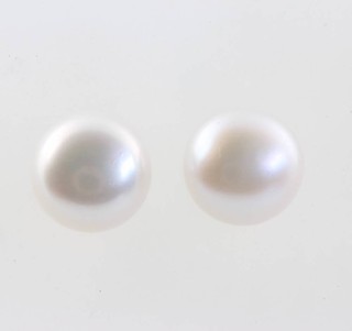 A pair of 9ct yellow gold cultured pearl ear studs 