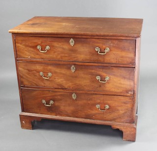 A Georgian mahogany chest of 3 long drawers with brass swan neck drop handles, raised on bracket feet 93cm h x 104cm w x 56cm d 
