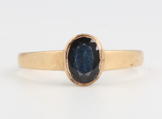 An 18ct yellow gold oval sapphire ring size N 