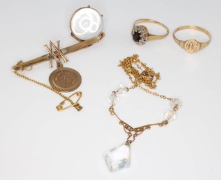 A gold brooch and minor gold jewellery 