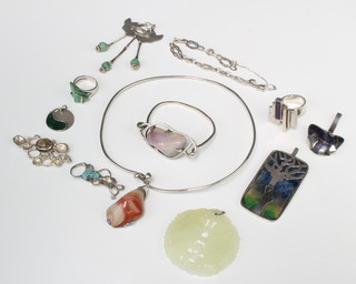 A silver hardstone pendant and minor silver jewellery 