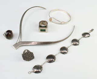 A stylish silver necklace and minor silver jewellery 110 grams 
