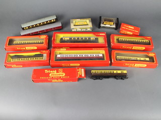 7 various Triang Hornby O gauge carriages including R228 pullman, R427 Caledonian, R332 GWR carriages (x3) and R333 GWR break van (x2) and a small collection of carriages 