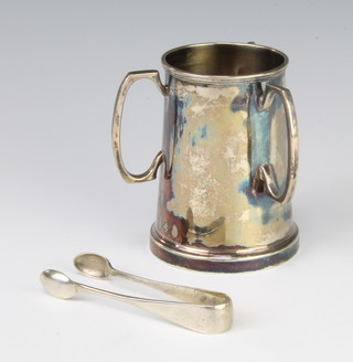 A Victorian silver 3 handled cup with glass bottom Sheffield 1900 and a pair of silver sugar nips