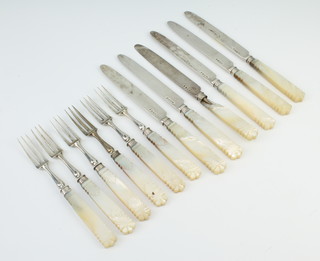 A set of 6 Georgian silver dessert eaters with silver blades and mother of pearl handles 