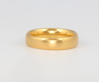 A 22ct yellow gold wedding band 6.8 grams size M 