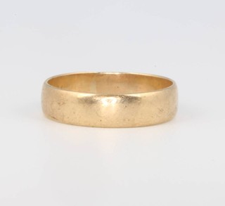 A 9ct yellow gold wedding band 2.8 grams size Q