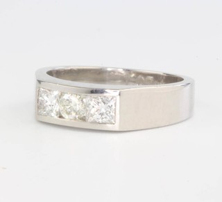 A platinum 3 stone diamond ring approx. 1.07ct size R 1/2 