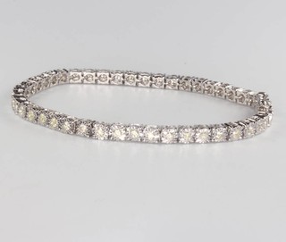 An 18ct white gold diamond tennis bracelet, 2ct, 19cm 