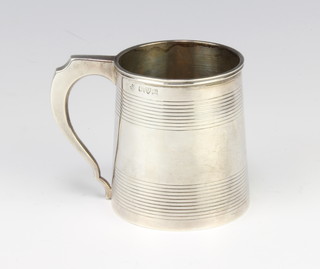 An Edwardian silver mug with ribbed decoration Chester 1910, 131 grams