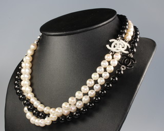 A bi-colour bead necklace, 136cm 