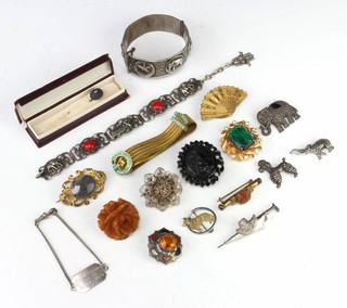 A quantity of Victorian and later costume jewellery 