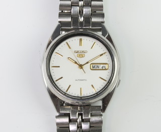 A gentleman's steel cased Seiko 5 automatic calendar wristwatch on a do. bracelet, boxed