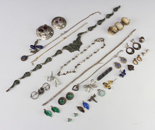 A silver brooch and minor silver jewellery 