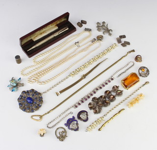 A silver yard o'lead propelling pencil and minor costume jewellery  