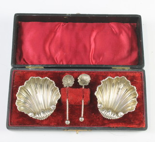 A pair of Edwardian silver shell shaped salts with spoons Birmingham 1902, 18 grams