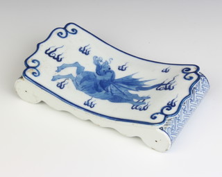 A Chinese blue and white porcelain pillow decorated with a dragon 15cm 