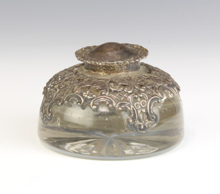 A Victorian silver mounted glass inkwell with pierced scroll and floral decoration London 1898, 8 cm 
