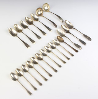 Eleven silver teaspoons with beaded decoration Sheffield 1922 and minor spoons 390 grams