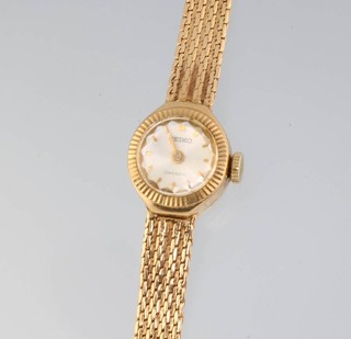A lady's 9ct yellow gold Seiko wristwatch on a ditto mesh bracelet 11 grams 